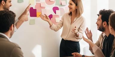 Organisationsentwicklerin bei einer moderierten Teamarbeit mit Haftnotizen