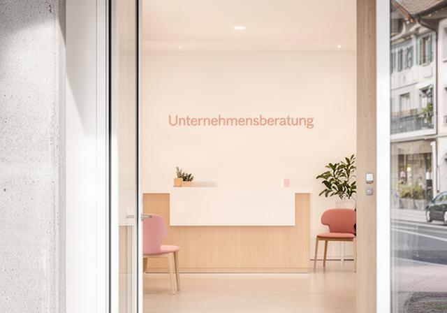 Heller Eingang einer Unternehmensberatung an der Wohlerstrasse in Wohlen mit schlichtem Empfangsbereich